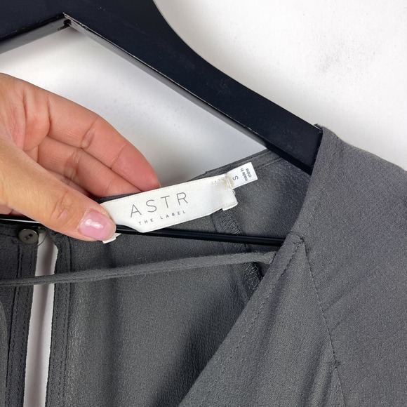 ASTR The Label Nordstrom (S) Fern Eyelet Sleeve V-Neck Mini Dress Viscose Gray - Picture 4 of 10